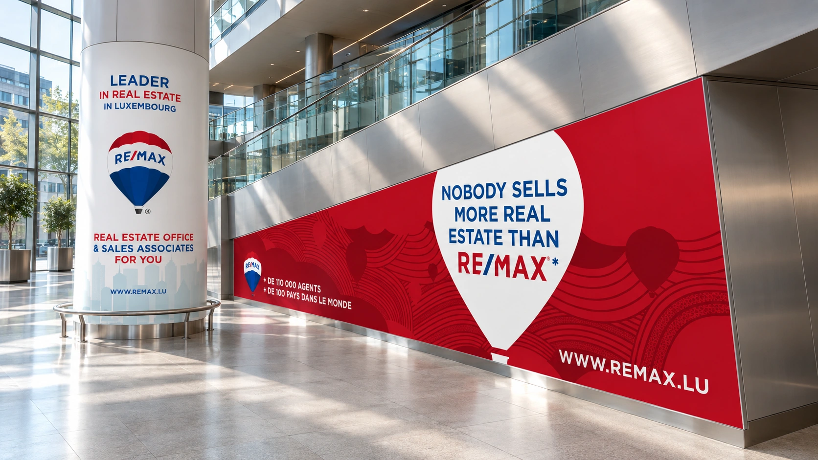 Déclinaison de la communication RE/MAX dans un espace d’accueil.